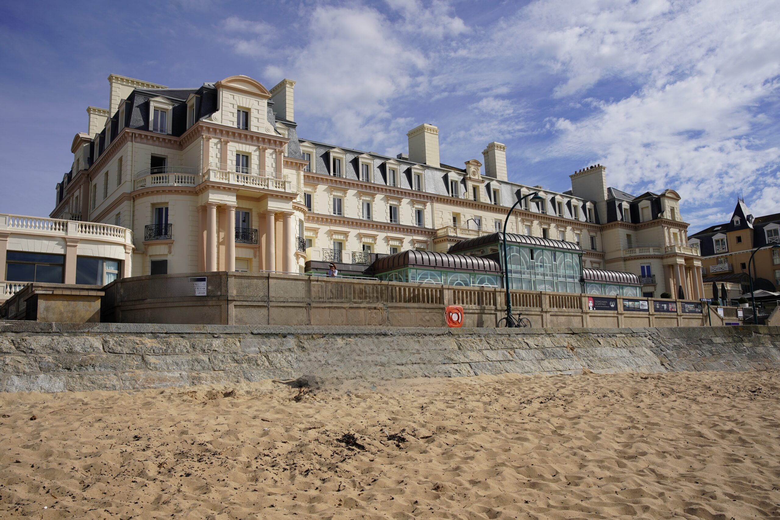 Vue sur les thermes marin de Saint Malo depuis la plage